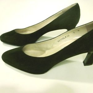 Van Eli Size 9 black Suede heels